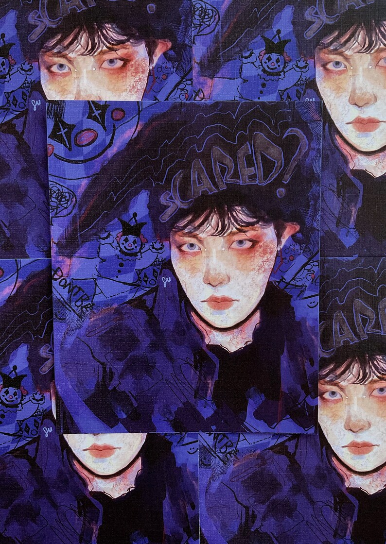 Puede incluir: Un collage de im&aacute;genes que presenta a una persona con ojos azules y cabello oscuro. La persona lleva un sombrero negro con la palabra "Scared" escrita en &eacute;l. El fondo es un dise&ntilde;o abstracto morado y azul con una figura de payaso.