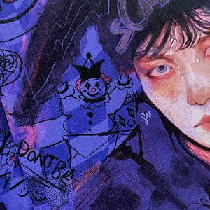 Puede incluir: Un primer plano de una pintura que representa a una persona con cabello oscuro y ojos azules. La persona lleva una chaqueta azul oscuro y una camisa blanca. La pintura est&aacute; hecha en estilo acuarela y tiene un fondo azul oscuro. La pintura tambi&eacute;n presenta un peque&ntilde;o payaso de dibujos animados con una nariz roja y un atuendo azul y blanco. El payaso sostiene una pelota roja en su mano. La pintura tiene la palabra "Scared" escrita en negro en la esquina superior izquierda y la palabra "Don't Be" escrita en negro en la esquina inferior izquierda.