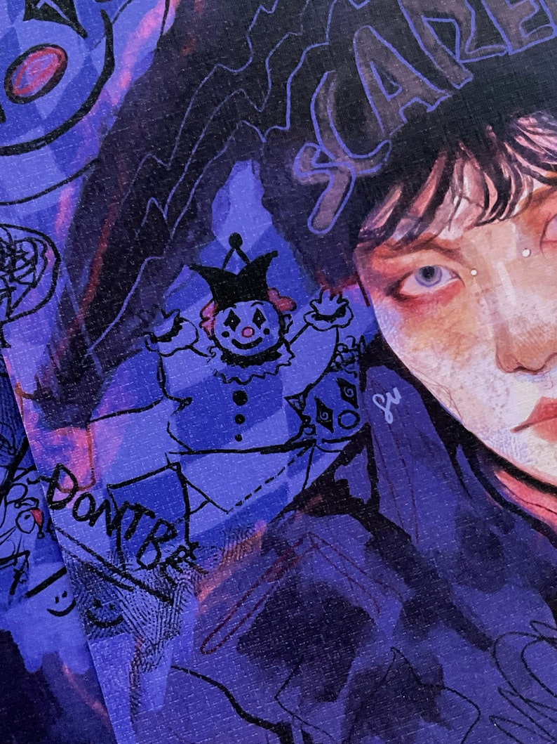 Puede incluir: Un primer plano de una pintura que representa a una persona con cabello oscuro y ojos azules. La persona lleva una chaqueta azul oscuro y una camisa blanca. La pintura est&aacute; hecha en estilo acuarela y tiene un fondo azul oscuro. La pintura tambi&eacute;n presenta un peque&ntilde;o payaso de dibujos animados con una nariz roja y un atuendo azul y blanco. El payaso sostiene una pelota roja en su mano. La pintura tiene la palabra "Scared" escrita en negro en la esquina superior izquierda y la palabra "Don't Be" escrita en negro en la esquina inferior izquierda.