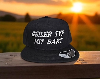 Cappellino snapback, ricamato con la scritta "Cool guy with a beard"