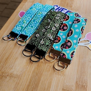 Key Fob Wristlets in Daisy Flowers Pattern, Keychain Holder, Handmade, Gifts