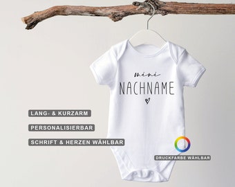 Baby Body aus 100% Baumwolle & Textildruck Mini + Nachname | Onsie Romper Babybody Babysuit Schwangerschaft Geburt Babyparty Geschenk JGA