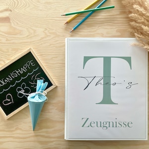 Classeur à anneaux pour certificats personnalisé avec nom et lettre en vert comprenant 10 couvertures | Cadeau pour l'inscription à l'école 1er jour d'école Certificat Certificats