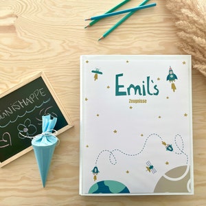 Classeur à anneaux pour certificats personnalisé avec nom et fusées en bleu comprenant 10 pochettes | Cadeau pour l'inscription à l'école, certificats de bulletin du premier jour d'école