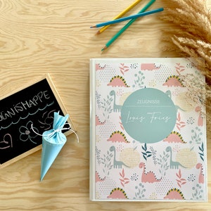 Classeur à anneaux pour certificats personnalisé avec noms et dinosaures en bleu avec 10 pochettes | Cadeau pour la rentrée scolaire Certificats du 1er jour de scolarité