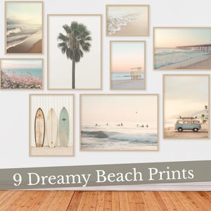 Puede incluir: Nueve impresiones enmarcadas con temática de playa. Las impresiones presentan imágenes de olas del océano, una palmera, un puesto de salvavidas, surfistas y una furgoneta vintage con tablas de surf. Las impresiones están en tonos neutros con una estética de ensueño.