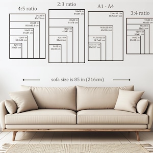 K&ouml;nnte beinhalten: Ein Diagramm, das verschiedene Seitenverh&auml;ltnisse f&uuml;r Kunstwerke zeigt, darunter 4:5, 2:3, 3:4 und A1-A4. Das Diagramm enth&auml;lt Ma&szlig;e in Zoll und Zentimetern f&uuml;r jede Gr&ouml;&szlig;e. Der Text "Sofa-Gr&ouml;&szlig;e ist 85 Zoll (216 cm)" befindet sich unter dem Diagramm.