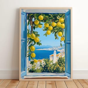 Peut inclure: Une impression d'art encadrée représentant une scène côtière vue à travers une fenêtre bleue. L'œuvre présente un citronnier avec des fruits jaunes vifs, surplombant une mer bleue et une ville avec des bâtiments blancs. Le cadre est marron clair.