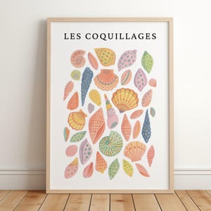 Póster de conchas marinas pastel, impresión costera de Les Coquillages, arte mural playero encantador, póster preppy moderno, conchas marinas con texto en francés, casa de playa