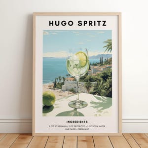 Könnte beinhalten: Ein gerahmter Druck mit dem Titel "HUGO SPRITZ", der einen Cocktail in einem hohen Glas mit Limettenscheibe, Eis und frischer Minze zeigt. Der Hintergrund zeigt eine Küstenlandschaft. Die Zutaten sind aufgelistet.