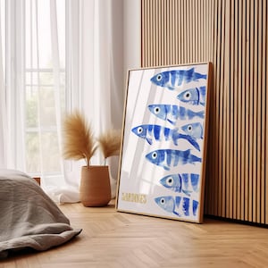 K&ouml;nnte beinhalten: Ein gerahmter Aquarelldruck einer Schule von blau-wei&szlig; gestreiften Sardinen, die in einer Reihe schwimmen. Das Wort "SARDINEN" ist in Gold am unteren Rand des Drucks gedruckt.