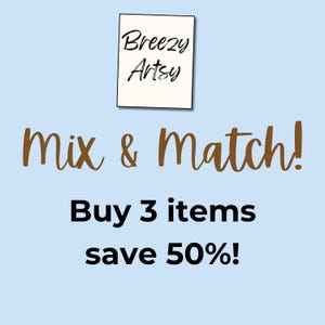 K&ouml;nnte beinhalten: Eine braune Textgrafik auf hellblauem Hintergrund mit dem Text "Mix & Match! Buy 3 items save 50%". Ein wei&szlig;er Haftnotiz mit dem Text "Breezy Artsy" befindet sich in der oberen linken Ecke des Bildes.