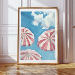 Arte de pared imprimible con sombrillas de playa rosas, impresión estética de verano francés femenino, decoración de habitación preppy azul y rosa, descarga de póster de playa de moda