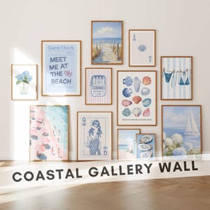 Puede incluir: Una galería de pared costera con impresiones artísticas enmarcadas con temas de playa y océano. Las impresiones incluyen una escena de playa, conchas marinas, una sirena y el texto "Meet Me at the Beach". Los marcos son marrones.