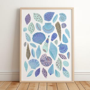 Póster de concha azul, estampado costero chic, arte playero para pared, póster náutico moderno, conchas marinas en tonos pastel, vida marina para casa de playa.