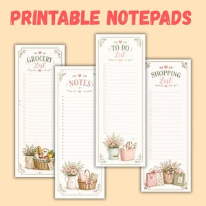Può includere: Quattro blocchi per appunti stampabili verticali con sfondi color crema e bordi floreali. I blocchi sono etichettati come Grocery List, Notes, To Do List e Shopping List. Ognuno presenta illustrazioni di cesti, fiori e borse in tenui tonalità rosa e verde.