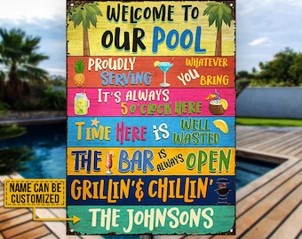 Może przedstawiać: Kolorowy drewniany znak z napisem "WELCOME TO OUR POOL" i innymi frazami, takimi jak "GRILLIN' & CHILLIN'". Znak ma rustykalny, zwietrzały wygląd i zawiera ilustracje napojów i jedzenia.