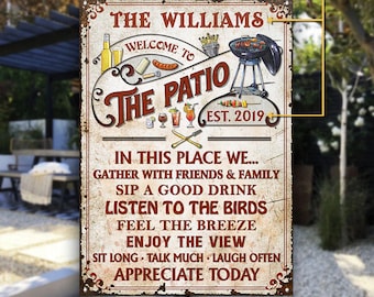 Może przedstawiać: Rustykalny metalowy znak z motywem powitania na patio. Znak przedstawia grilla, napoje i tekst "The Williams Welcome to The Patio Est. 2019". Znak zawiera również tekst "In this place we... Gather with friends & family Sip a good drink Listen to the birds Feel the breeze Enjoy the view Sit long Talk much Laugh often Appreciate today."