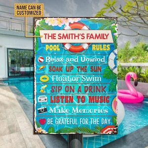Puede incluir: Un letrero metálico rectangular con un acabado envejecido, con el texto "THE SMITH'S FAMILY POOL RULES". El letrero incluye una lista de reglas de la piscina y elementos decorativos, personalizable.
