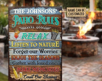 Może przedstawiać: Rusztykalny drewniany znak z tekstem "THE JOHNSONS' PATIO RULES" w niebieskich i zielonych literach. Znak zawiera listę zasad korzystania z patio, w tym "RELAX", "LISTEN TO NATURE", "FORGET OUR WORRIES", "ENJOY THE SEASONS", "GATHER WITH LOVED ONES", "MAKE MEMORIES" i "COUNT OUR BLESSINGS". Znak ma również małe pole w prawym górnym rogu, które mówi "NAME CAN BE CUSTOMIZED".