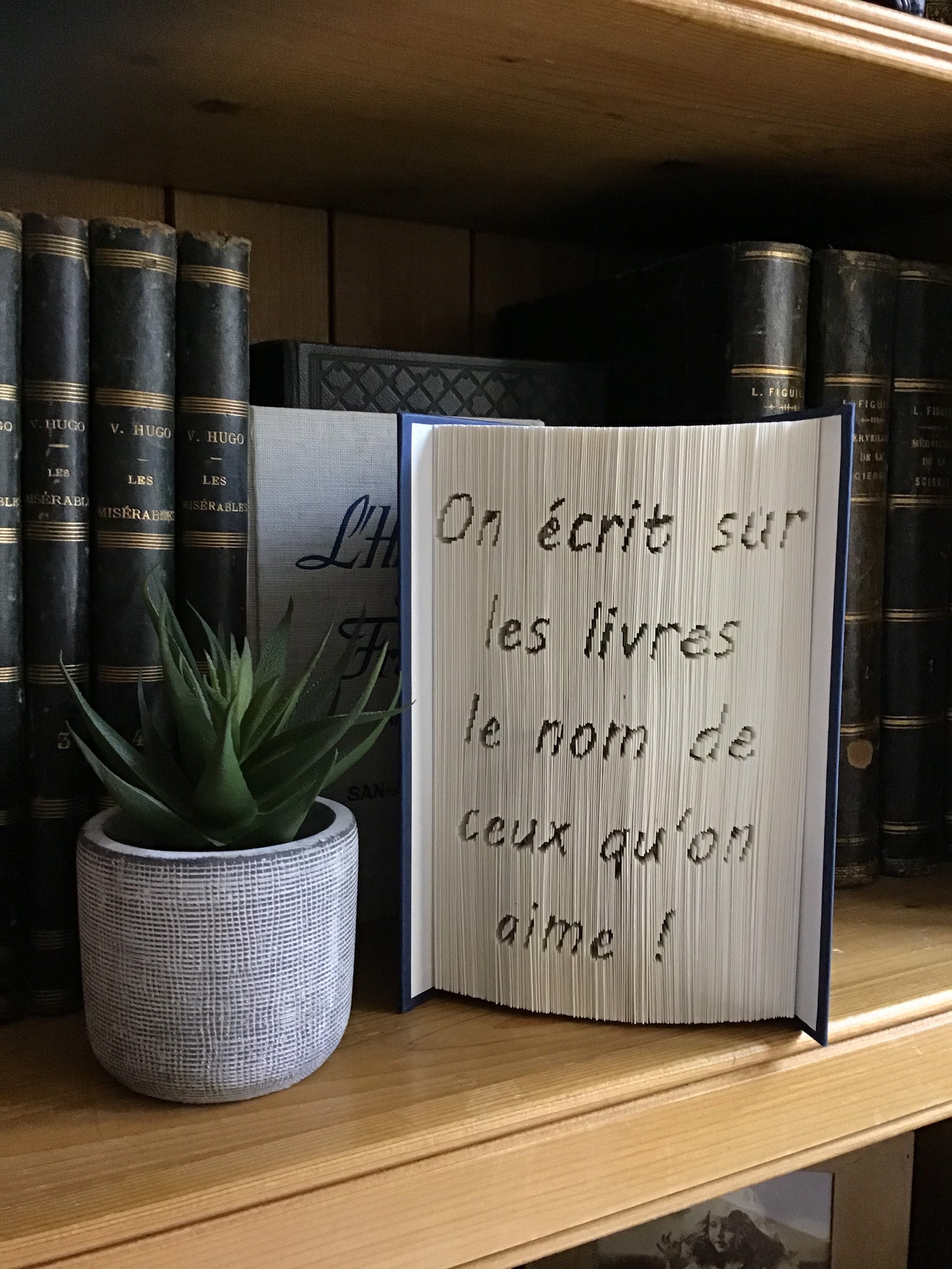 Livre Plié Message On Écrit sur Les Livres...