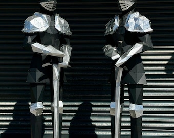 Scultura di cavaliere geometrica moderna - Statua di guerriero in metallo realizzata a mano - Decorazione unica con armatura medievale - Arte minimalista da guardiano per la casa e il giardino