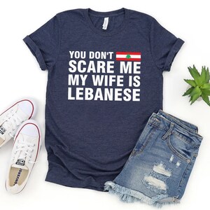 No me asustas, mi esposa es camiseta unisex libanesa, regalo de marido divertido camisa del Líbano, camisa del Líbano, regalo libanés, camisa de la bandera del Líbano