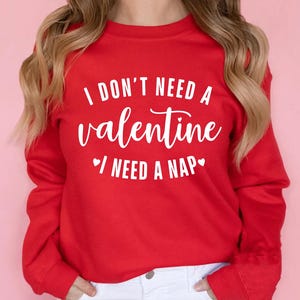 Eu não preciso de uma camiseta do Dia dos Namorados, preciso de uma soneca, camiseta engraçada do Dia dos Namorados, ideia de presente para o Dia dos Namorados, camiseta personalizada do Dia dos Namorados, presente fofo
