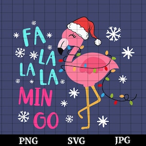 Può includere: Un fenicottero rosa con un cappello di Babbo Natale rosso è decorato con luci di Natale colorate. Il testo "Fa La La La Min Go" è scritto in lettere rosa, blu e bianche.