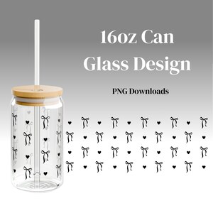Puede incluir: Un vaso de vidrio transparente de 16 oz con un patrón de lazos y corazones negros y blancos. El vaso tiene una tapa de bambú y una pajita. El texto "16oz Can Glass Design" y "PNG Downloads" es visible sobre el vaso.