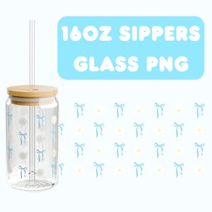 Puede incluir: Un vaso transparente de 473 ml con un diseño de margaritas azules y blancas y una tapa de bambú. El vaso viene con una pajita de plástico transparente.