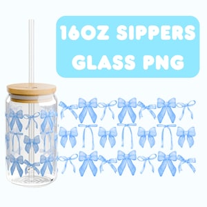 Puede incluir: Un vaso transparente con tapa de bambú y pajita. El vaso está decorado con un patrón de lazos azul claro. El texto "16OZ SIPPERS GLASS PNG" está en un cuadro azul claro.