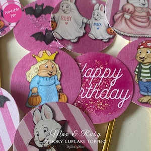 Peut inclure: Un ensemble de décorations circulaires en papier pour cupcakes illustrant les personnages Max et Ruby en costumes d'Halloween, incluant des fantômes, une princesse et un pirate, sur fond rayé rose avec le texte Happy Birthday.