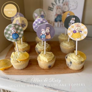 Może przedstawiać: Zestaw trzech ceramicznych kubków z nakrapianym, matowym wykończeniem. Kubki są w odcieniach kremowym, jasnoszarym i ciemnoszarym. Każdy kubek ma prosty, nowoczesny design i zaokrąglony uchwyt.