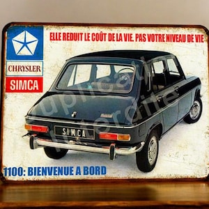 Può includere: Cartello in metallo vintage con un'auto Simca 1100 blu scuro. Il cartello include i loghi Chrysler e Simca, insieme a testo in francese. Il cartello ha un aspetto invecchiato e usurato con effetti di ruggine. Il testo "1100: BIENVENUE A BORD".