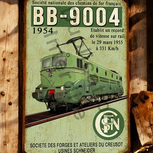 Peut inclure: Une plaque métallique vintage représentant une locomotive électrique verte, la BB-9004, avec le texte "Societe Nationale des Chemins de Fer Francais" et "Etablit un record de vitesse sur rail le 29 mars 1955 a 331 Km/h". La plaque comprend également le logo de la Societe des Forges et Ateliers du Creusot, Usines Schneider.