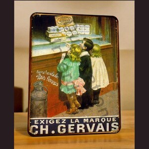 Peut inclure: Ancienne enseigne métallique avec une illustration de trois enfants regardant une vitrine de fromages. Le texte en français inclut "CH. GERVAIS" et "Exigez la Marque". L'enseigne présente un aspect vieilli et patiné.