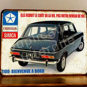 Puede incluir: Letrero metálico vintage con un coche Simca 1100 negro. El letrero incluye los logotipos de Chrysler y Simca, junto con el texto en francés: "ELLE REDUIT LE COÛT DE LA VIE. PAS VOTRE NIVEAU DE VIE" y "1100: BIENVENUE A BORD."