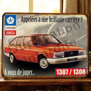 Può includere: Cartello in metallo vintage con un'auto Chrysler Simca 1307/1308 rossa. Il cartello include i loghi Chrysler e Simca, insieme a testo in francese. Il cartello ha un aspetto invecchiato.