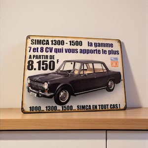 Puede incluir: Un letrero metálico vintage con un coche negro Simca 1300-1500. El letrero tiene texto en francés, incluido el precio "8.150 F". El letrero es rectangular con un aspecto envejecido y se muestra en una estantería de madera.