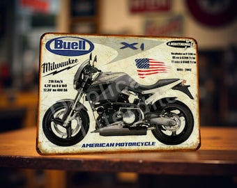 Puede incluir: Letrero metálico vintage con una motocicleta Buell X1. El letrero tiene un aspecto envejecido con la bandera estadounidense y el texto "AMERICAN MOTORCYCLE". La motocicleta es negra y plateada, con el logotipo de Buell. Medidas en km/h.