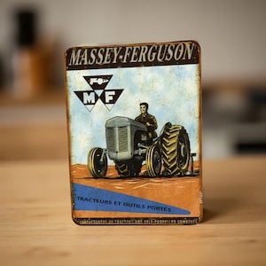 Peut inclure: Panneau vintage Massey Ferguson représentant un tracteur gris avec un conducteur, sur fond de ciel bleu et de sol brun. Le panneau comprend le texte "MASSEY-FERGUSON" et "TRACTEURS ET OUTILS PORTÉS".