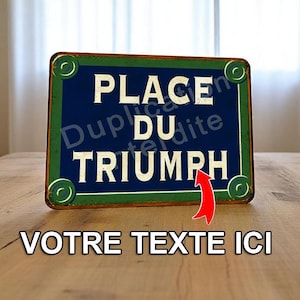 Peut inclure: Panneau métallique rectangulaire avec un fond bleu foncé et du texte blanc indiquant "PLACE DU TRIUMPH". Le panneau a une bordure verte et des cercles verts décoratifs à chaque coin. Le texte "VOTRE TEXTE ICI" est en bas.