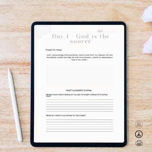 K&ouml;nnte beinhalten: Ein digitales Tablet mit einer Tagebuchseite mit dem Text "Day 1 - God is the source." Die Seite enth&auml;lt Aufforderungen zum Gebet und zur Reflexion. Ein wei&szlig;er Stift liegt auf einer Holzoberfl&auml;che neben dem Tablet. Rosa Blumen sind im Hintergrund.