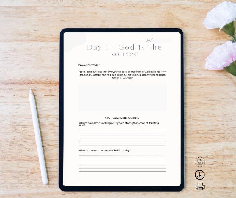 K&ouml;nnte beinhalten: Ein digitales Tablet mit einer Tagebuchseite mit dem Text "Day 1 - God is the source." Die Seite enth&auml;lt Aufforderungen zum Gebet und zur Reflexion. Ein wei&szlig;er Stift liegt auf einer Holzoberfl&auml;che neben dem Tablet. Rosa Blumen sind im Hintergrund.