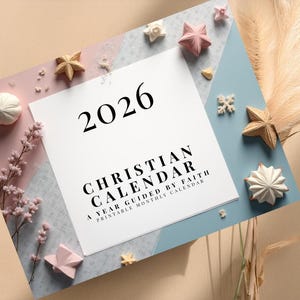 Pode incluir: Um calendário cristão de 2026 com o texto "A Year Guided by Faith, Printable Monthly Calendar". O calendário é rodeado por estrelas decorativas, flores e outros enfeites em tons de rosa, branco e bege.