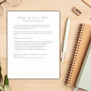 K&ouml;nnte beinhalten: Ein Andachtsf&uuml;hrer mit dem Titel "How to Use This Devotional" mit Text auf einer wei&szlig;en Seite, zusammen mit einem Stift, Notizb&uuml;chern und einer Brille. Der F&uuml;hrer bietet t&auml;gliche Rhythmusvorschl&auml;ge f&uuml;r Reflexion und Gebet.