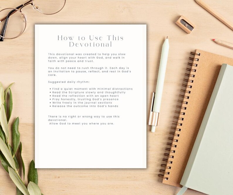 K&ouml;nnte beinhalten: Ein Andachtsf&uuml;hrer mit dem Titel "How to Use This Devotional" mit Text auf einer wei&szlig;en Seite, zusammen mit einem Stift, Notizb&uuml;chern und einer Brille. Der F&uuml;hrer bietet t&auml;gliche Rhythmusvorschl&auml;ge f&uuml;r Reflexion und Gebet.