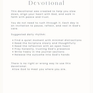 K&ouml;nnte beinhalten: Eine cremefarbene Seite mit dem Titel "How to Use This Devotional" in einer weichen, eleganten Schriftart. Der Text gibt Anleitungen zur Verwendung des Andachtsbuchs, einschlie&szlig;lich vorgeschlagener Tagesabl&auml;ufe wie dem Lesen der Schrift und dem Beten. Das Gesamtthema ist spirituelle Reflexion.
