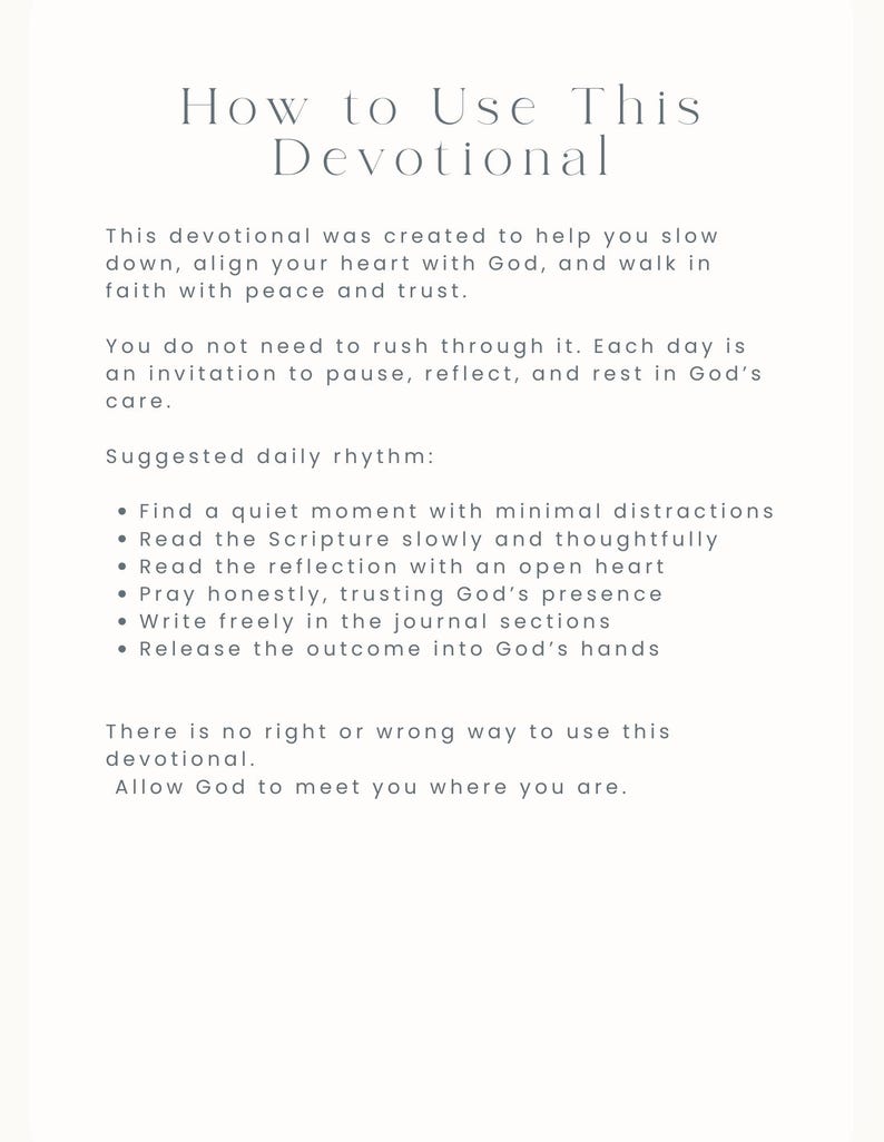 K&ouml;nnte beinhalten: Eine cremefarbene Seite mit dem Titel "How to Use This Devotional" in einer weichen, eleganten Schriftart. Der Text gibt Anleitungen zur Verwendung des Andachtsbuchs, einschlie&szlig;lich vorgeschlagener Tagesabl&auml;ufe wie dem Lesen der Schrift und dem Beten. Das Gesamtthema ist spirituelle Reflexion.